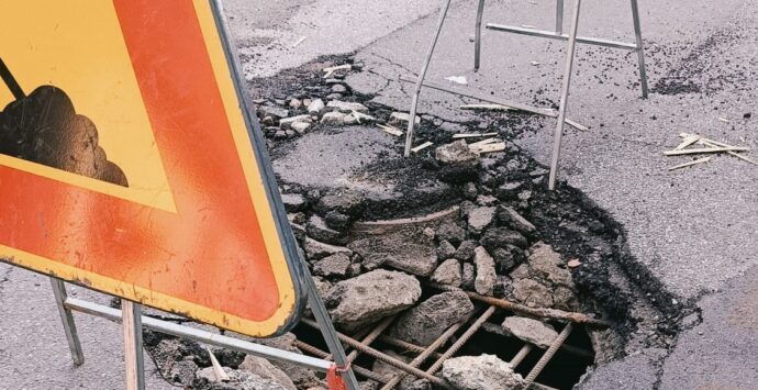 Paravati, Sinistra italiana sulle criticità in via Trieste dove la carreggiata ha ceduto: «Inaccettabile un rinvio della soluzione»
