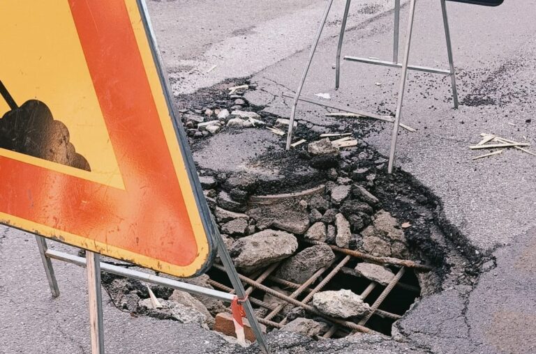 Paravati, Sinistra italiana sulle criticità in via Trieste dove la carreggiata ha ceduto: «Inaccettabile un rinvio della soluzione»