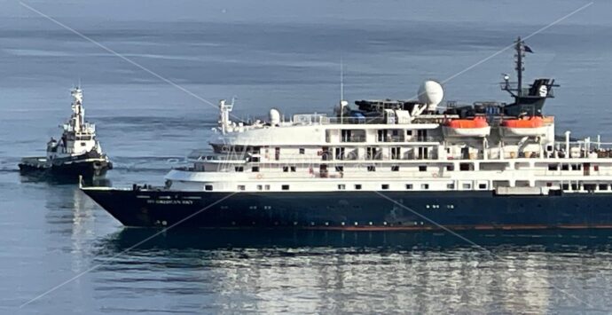 Al porto di Vibo Marina una nave da crociera “rompighiaccio” che arriva fino in Antartide: a bordo turisti inglesi e americani