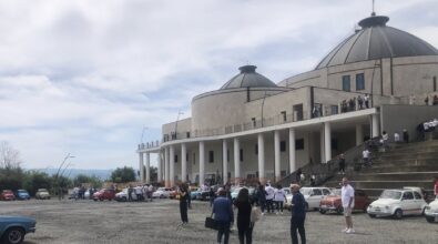 Mileto, auto d’epoca provenienti da Calabria e Sicilia si ritrovano nella Villa della Gioia per il raduno “In 500 tutti da Mamma Natuzza”