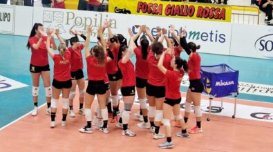 Volley femminile, la Tonno Callipo chiude la stagione con una vittoria contro Farmitalia: festa al Palavalentia per la promozione in B1