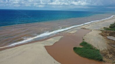 Impressionante colata di fango nel mare di Pizzo: il fiume Angitola colora di marrone tutto il litorale