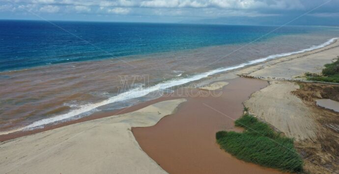 Impressionante colata di fango nel mare di Pizzo: il fiume Angitola colora di marrone tutto il litorale