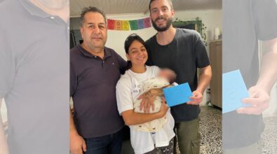 È nato Felipe, l’argentino di Comerconi: la comunità “adotta” il piccolo della coppia a cui avevano tagliato le ruote del camper
