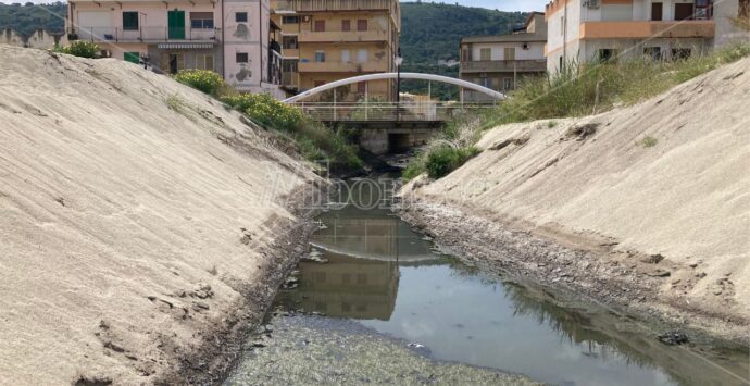 Fosso Antonucci, il “vicino di casa” che puzza: nel quartiere Pennello sale l’esasperazione dei residenti: «Una fogna a cielo aperto» – VIDEO