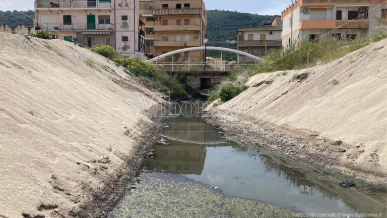 «Parametri non conformi»: divieto di balneazione per 200 metri alla foce del fosso Antonucci tra Bivona e Vibo Marina