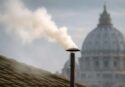 Habemus papam: fumata bianca sulla Cappella Sistina, l’era post Francesco è iniziata