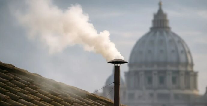 Habemus papam: fumata bianca sulla Cappella Sistina, l’era post Francesco è iniziata