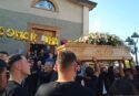 «Alberto, tu come Cristo», il vescovo si rivolge al marito di Martina Piserà: i funerali della 32enne morta al 7° mese di gravidanza