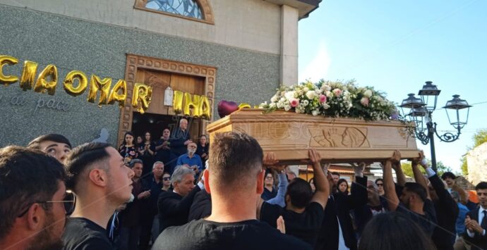 «Alberto, tu come Cristo», il vescovo si rivolge al marito di Martina Piserà: i funerali della 32enne morta al 7° mese di gravidanza -Video