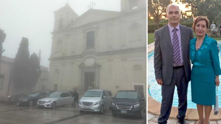Vibo avvolta dalla nebbia dà l’ultimo saluto alla coppia morta nell’incidente sulla Strada dei due mari: Duomo gremito per i funerali
