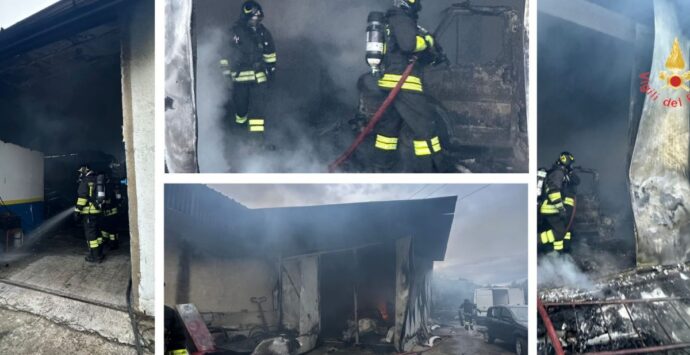 Incendio in un’autofficina a Joppolo, completamente distrutti alcuni mezzi all’interno