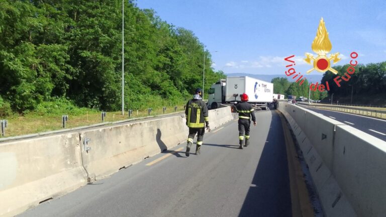 Incidente in autostrada tra un autotreno e un minibus della Polizia: 6 agenti feriti e trasportati in ospedale a Vibo