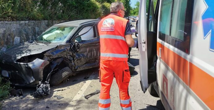Incidente a Sant’Onofrio, scontro frontale tra due auto: 4 feriti tra cui un bimbo di un anno