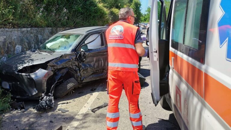 Incidente a Sant’Onofrio, scontro frontale tra due auto: 4 feriti tra cui un bimbo di un anno