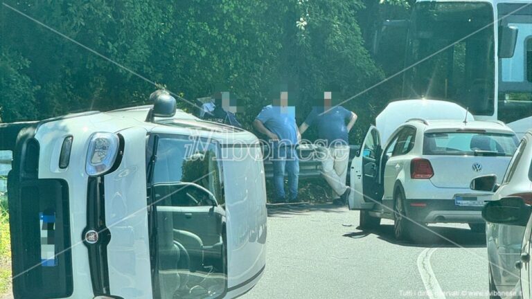 Incidente sulla Statale 18 tra Vibo e Pizzo: coinvolte due auto, autobus bloccato
