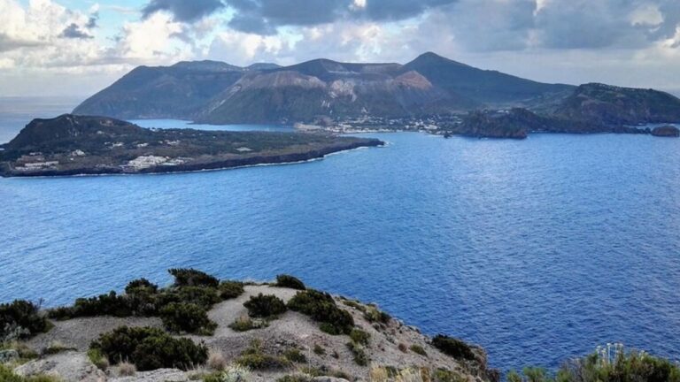Jonadi, il Comune porta in gita (gratis) i suoi anziani: una giornata di svago alle Eolie per gli over 65