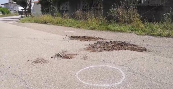 La lite in strada e il colpo di pistola, guardia giurata in pensione uccide il figlio a Lamezia: la ricostruzione