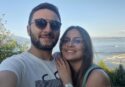 Storie di “ritornanza”, Lorenzo e la sua Ilenia a Limbadi dopo 10 anni: aprono un bar e lanciano il nuovo amaro Calu (“Scendo”)