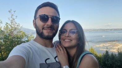 Storie di “ritornanza”, Lorenzo e la sua Ilenia a Limbadi dopo 10 anni: aprono un bar e lanciano il nuovo amaro Calu (“Scendo”)