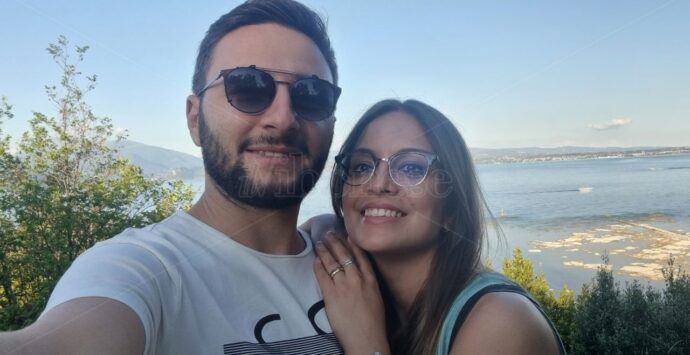 Storie di “ritornanza”, Lorenzo e la sua Ilenia a Limbadi dopo 10 anni: aprono un bar e lanciano il nuovo amaro Calu (“Scendo”)