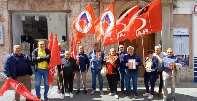 Sit in degli agricoltori vibonesi della Flai Cgil davanti la Prefettura: caporalato e lavoro nero al centro della protesta
