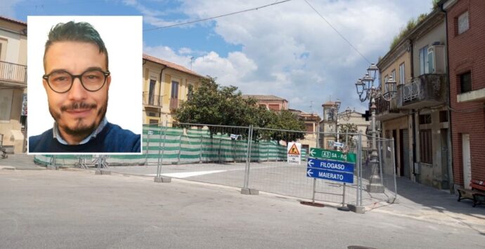 Sant’Onofrio, la piazza è ancora un cantiere. L’ex consigliere comunale Mattioli: «Nuovo stop ai lavori dopo 8 mesi di disagi»