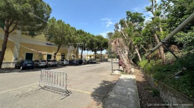 Tropea, parcheggio alla stazione off-limits per un cavo telefonico che da un mese penzola sul piazzale