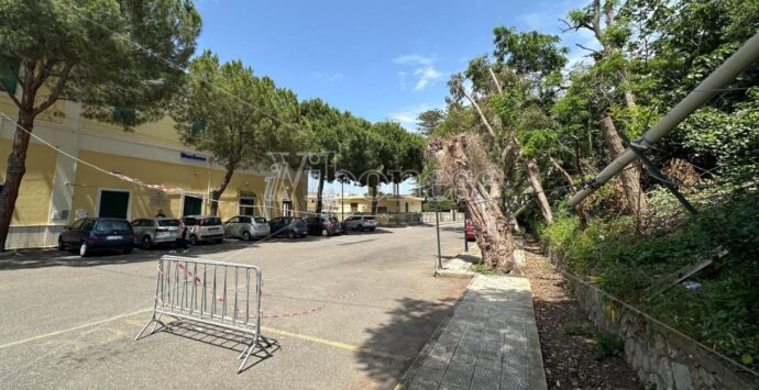 Tropea, parcheggio alla stazione off-limits per un cavo telefonico che da un mese penzola sul piazzale