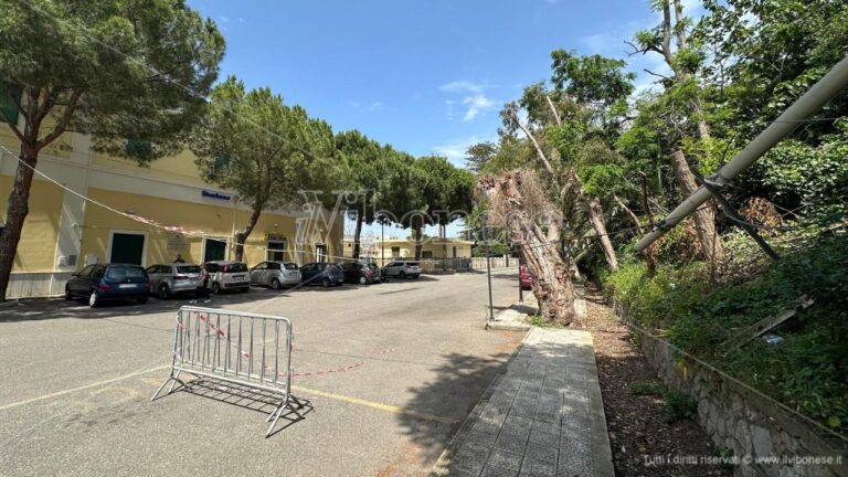 Tropea, parcheggio alla stazione off-limits per un cavo telefonico che da un mese penzola sul piazzale