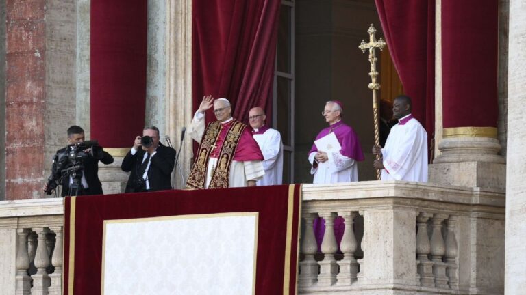 Il nordamericano Robert Francis Prevost è il nuovo papa, inizia il pontificato di Leone XIV: «La pace sia con tutti voi»
