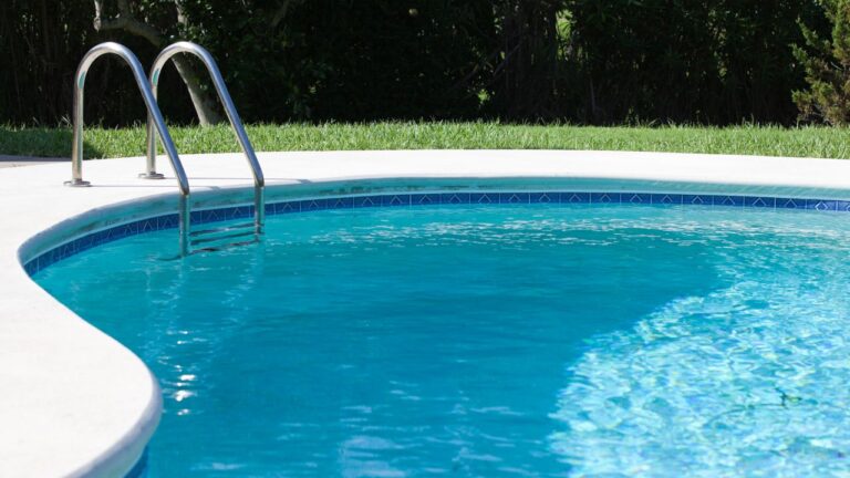 Arriva l’estate: a Drapia si riempiono le piscine, si annaffiano i giardini e l’acqua nelle case non arriva più