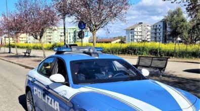 Vibo, giovane dà in escandescenze in un fast food: il personale chiama la polizia che è costretta ad ammanettarlo e arrestarlo