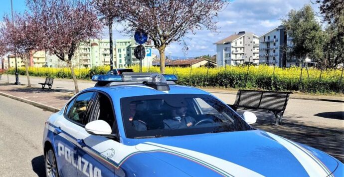 Vibo, giovane dà in escandescenze in un fast food: il personale chiama la polizia che è costretta ad ammanettarlo e arrestarlo
