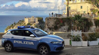 Invade proprietà private a Ricadi ma all’arrivo dei poliziotti li aggredisce con sputi, calci e lancio di bottiglie: arrestato