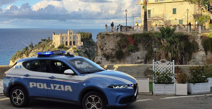 Invade proprietà private a Ricadi ma all’arrivo dei poliziotti li aggredisce con sputi, calci e lancio di bottiglie: arrestato