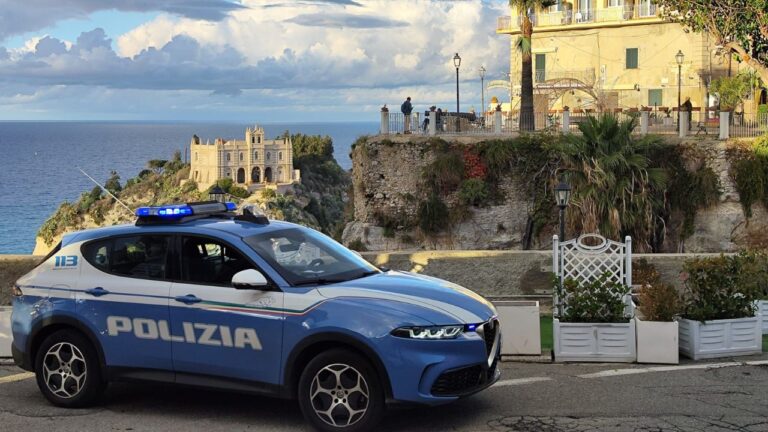 Invade proprietà private a Ricadi ma all’arrivo dei poliziotti li aggredisce con sputi, calci e lancio di bottiglie: arrestato