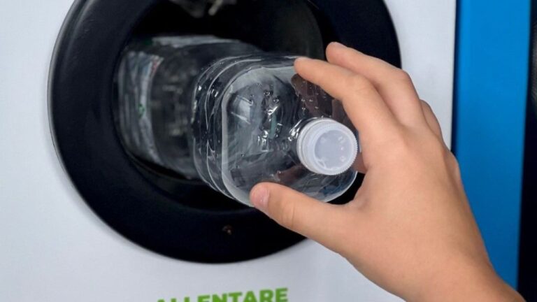 Vibo, arriva il “mangiaplastica”: bonus Tari da 50 euro e sconti nei negozi per chi accumula più ecopunti riciclando le bottiglie