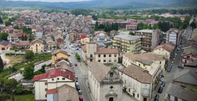 Serra, in piazza per promuovere la ricerca sul cancro: «Ogni azalea venduta è un piccolo seme di speranza»