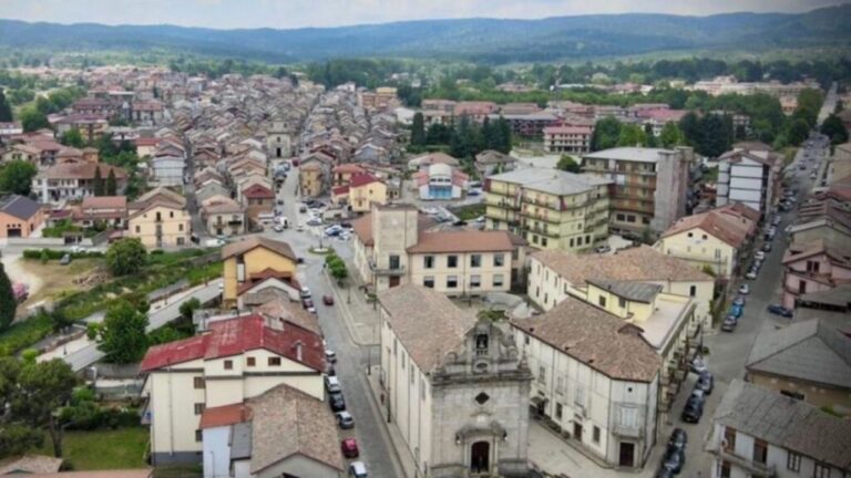Serra, in piazza per promuovere la ricerca sul cancro: «Ogni azalea venduta è un piccolo seme di speranza»