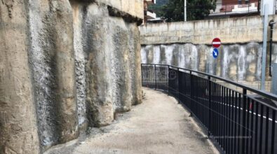 Vibo Marina, il sottopasso dove ancora non si passa con i (brutti) pali di cemento a vista neanche fossero antiche colonne romane