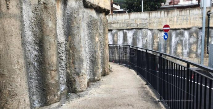 Vibo Marina, il sottopasso dove ancora non si passa con i (brutti) pali di cemento a vista neanche fossero antiche colonne romane