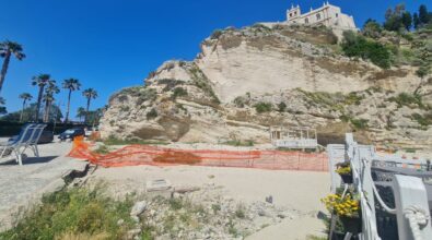 Il paradiso sfregiato, in frantumi l’accesso alla spiaggia del Mare piccolo di Tropea: l’appello al Comune affinché intervenga