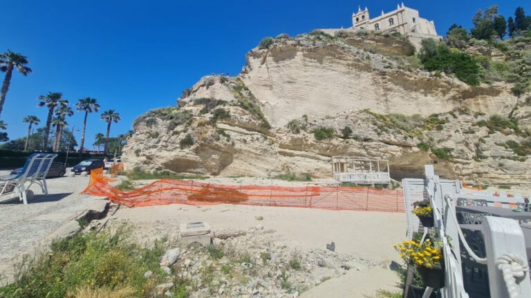 Il paradiso sfregiato, in frantumi l’accesso alla spiaggia del Mare piccolo di Tropea: l’appello al Comune affinché intervenga