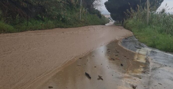 Tropea, il fosso San Pietro straripa e la strada per il porto diventa un fiume di fango. Piserà scrive al prefetto: «Serve un tavolo tecnico»