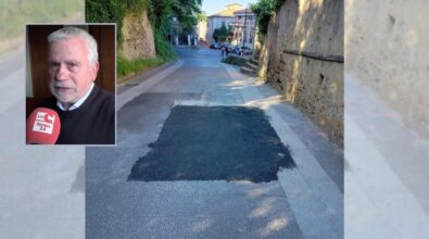 Toppa d’asfalto nel centro storico di Vibo, l’assessore precisa: «Soluzione provvisoria». La nostra controreplica