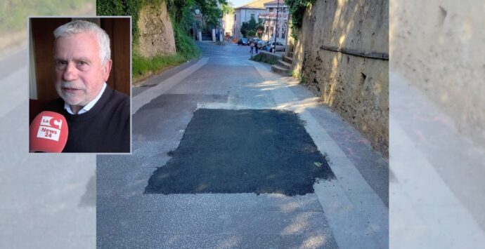 Toppa d’asfalto nel centro storico di Vibo, l’assessore precisa: «Soluzione provvisoria». La nostra controreplica