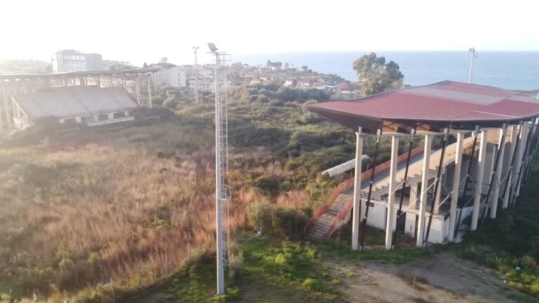 Stadio di Tropea: la grande incompiuta da 6,5 milioni di euro costruita sulla falda acquifera e abbandonata da 20 anni nel degrado – VIDEO