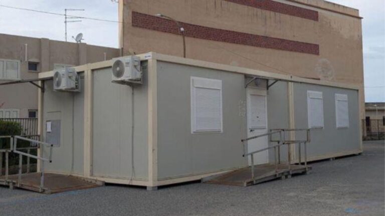 La Posta di Tropea ancora nel container: bancomat fuori uso, caldo asfissiante e rumore ininterrotto per residenti e villeggianti – VIDEO