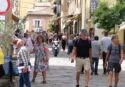 A Tropea l’estate è già iniziata, i turisti cominciano ad affollare le vie del centro storico: «Bella e solare, che c’è di meglio?» – VIDEO